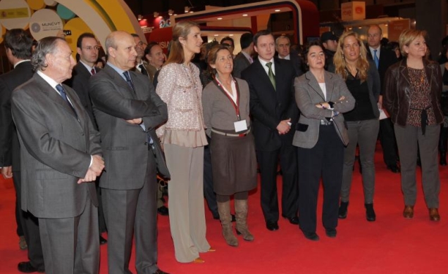 Su Alteza Real la Infanta Doña Elena acompañada de las autoridades asistentes al acto